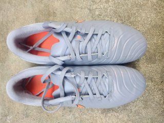 Botas de fútbol Nike grises y naranjas