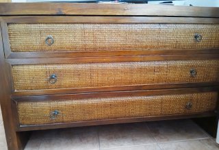 Cómoda de madera y ratán con 3 cajones