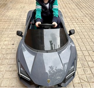 Coche eléctrico infantil gris