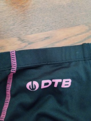 Pantalón ciclismo negro con detalles rosas