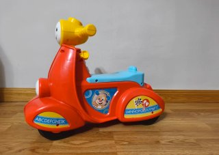 Moto correpasillos interactiva Vespa