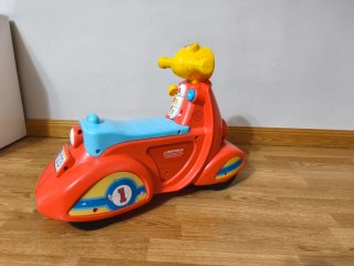 Moto correpasillos interactiva Vespa