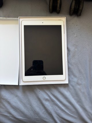Apple IPAD 5th GEN A1822 32GB Gold 9.7 inch defect