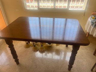 Mesa de salón de madera