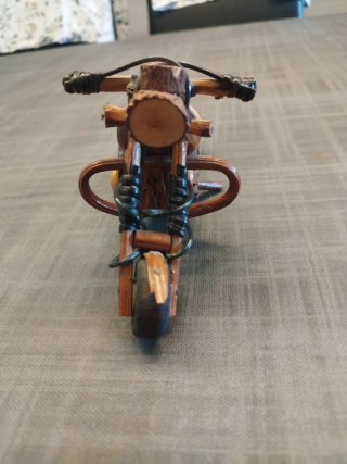 Moto artesanal de madera