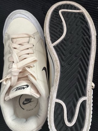 Zapatillas Nike Beige y Blancas