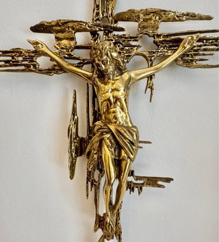 Crucifijo enorme diseñado por Salvador Dalí Bronce