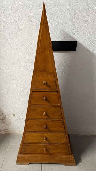 Mueble triangular de madera