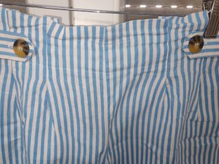 Bermudas de rayas azules y blancas