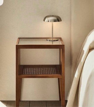 Comodino con piano in vetro e rattan