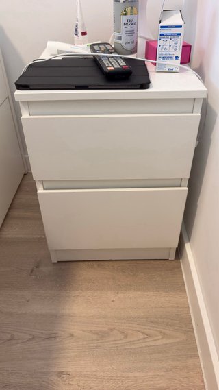 Mesa de noche blanca de madera