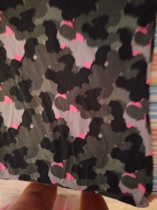 Camiseta tirantes camuflaje verde y rosa