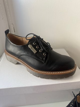 Zapatos Stradivarius negros con cremallera