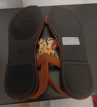 Sandalias planas cómodas con goma trasera