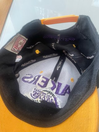 Gorra Mitchell & Ness Lakers Negra y Amarilla