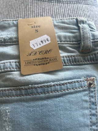 Pantalón corto vaquero desgastado valia 18 talla S
