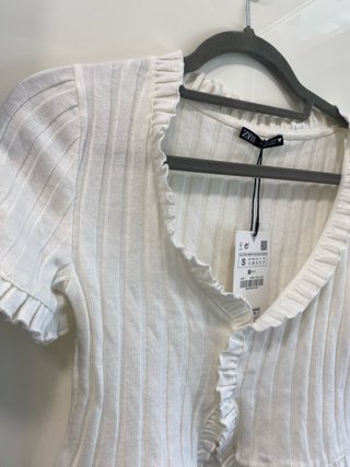 Top Zara blanco con volantes