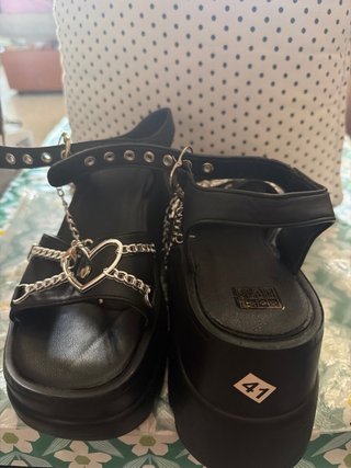 Sandalias plataforma negras con cadena y corazón