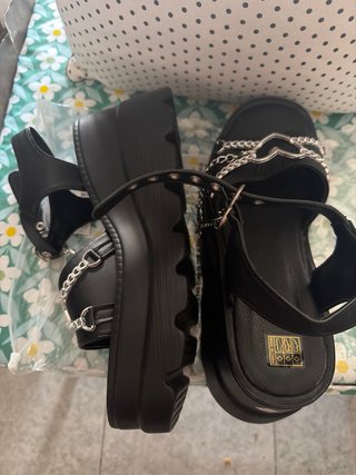 Sandalias plataforma negras con cadena y corazón