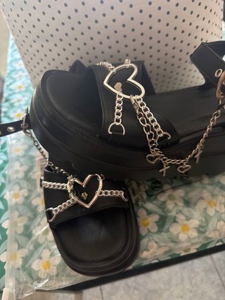 Sandalias plataforma negras con cadena y corazón
