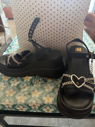 Sandalias plataforma negras con cadena y corazón
