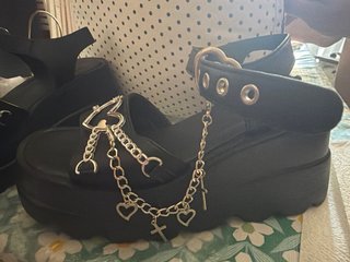 Sandalias plataforma negras con cadena y corazón