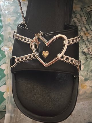 Sandalias plataforma negras con cadena y corazón