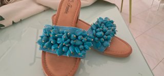 Sandali estivi con perline turchesi