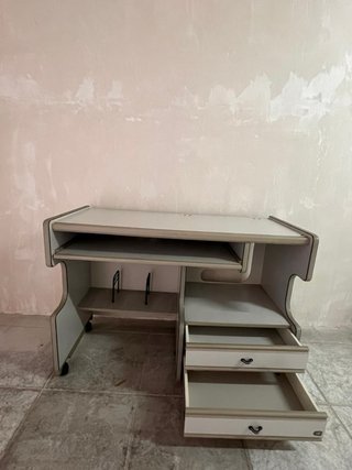 Scrivania moderna con ruote (a Cehegin)