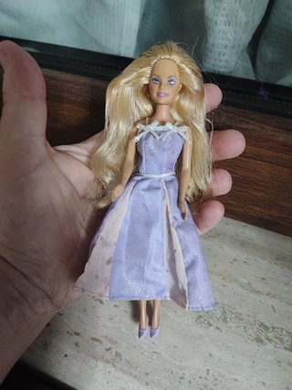 Bambola Barbie Annika mini con vestito