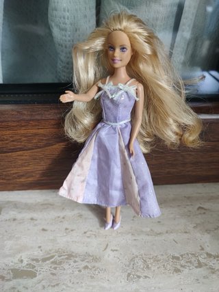 Bambola Barbie Annika mini con vestito