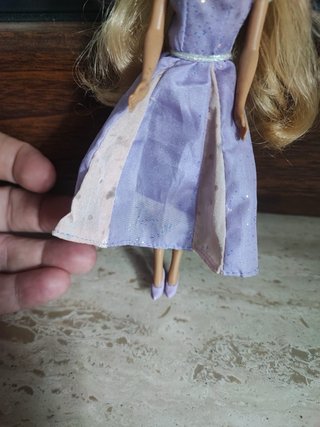 Bambola Barbie Annika mini con vestito