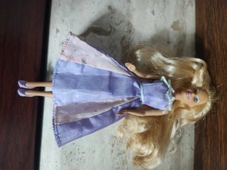 Bambola Barbie Annika mini con vestito