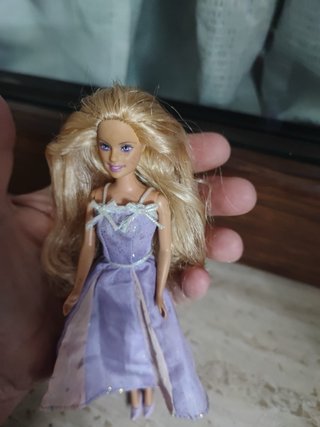Bambola Barbie Annika mini con vestito