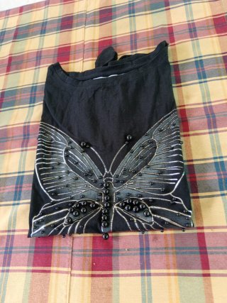 Camiseta negra con mariposa