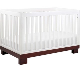 Cuna de madera blanca y base marron