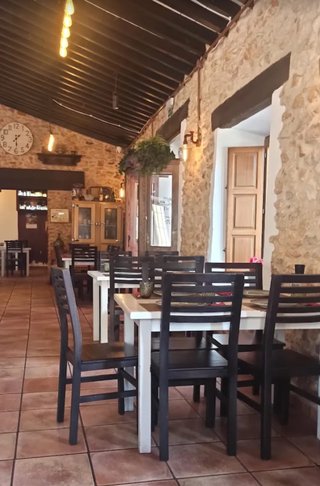Sillas y mesas para bar. Taburetes barricas bancos