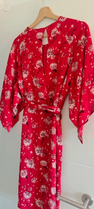 Vestido kimono midi estampado floral rojo