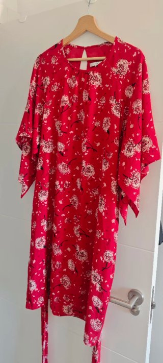 Vestido kimono midi estampado floral rojo