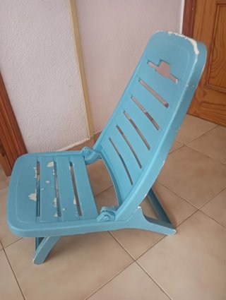 Silla plegable azul.