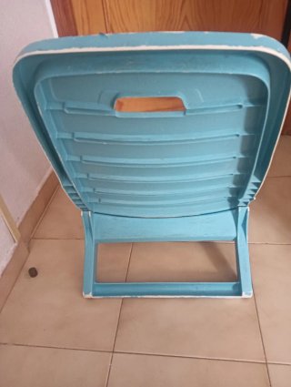 Silla plegable azul.