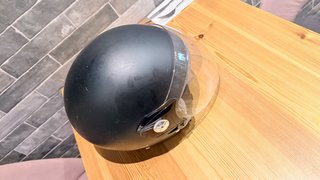 Casco de moto negro con visera