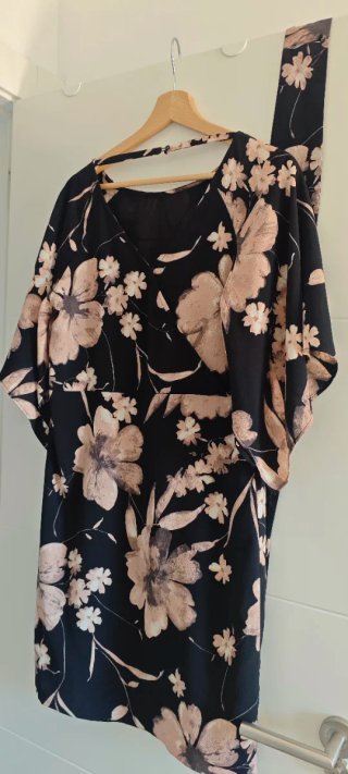 Vestido kimono midi floral negro y rosa