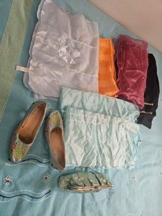 Lote pañuelos, fulares, zapatos y bolso