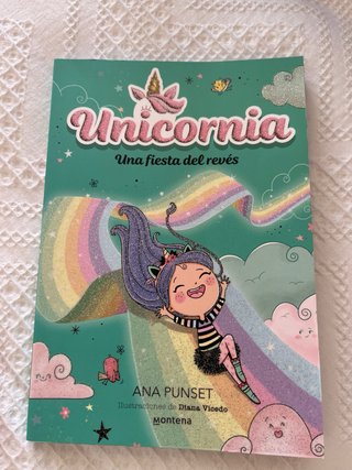 Una fiesta del revés / Unicornia: An Upside-Dow...