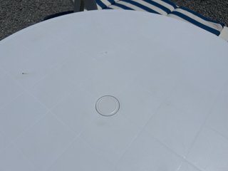 Tumbonas y mesa de jardín/piscina blancas