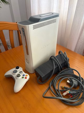 Xbox 360 Blanca con Mando y Cargador