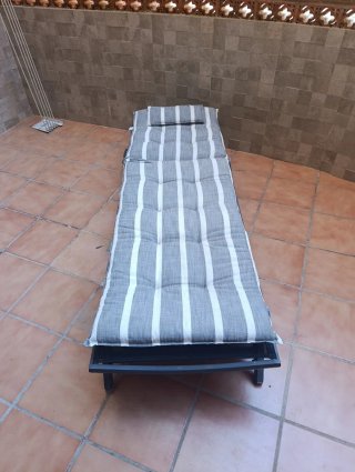 Tumbona reclinable con colchón