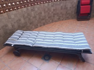 Tumbona reclinable con colchón