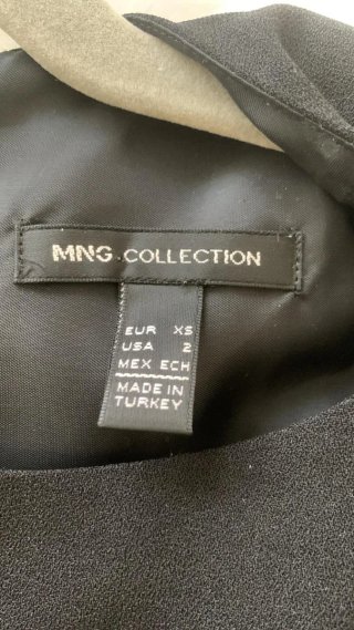 Vestido de Mango negro plisado